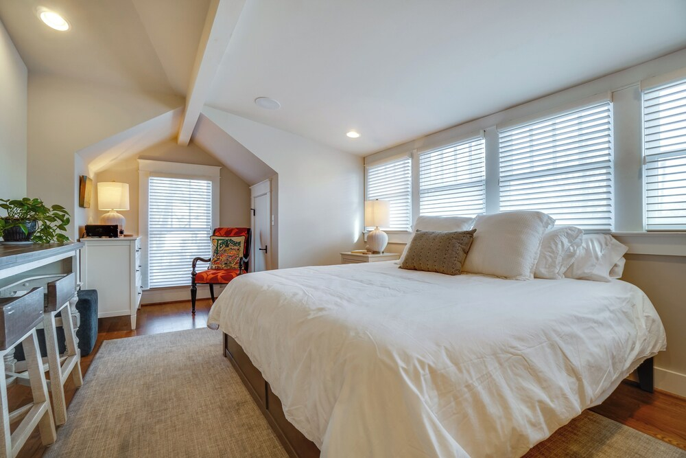 1 Mi to Centennial Park, Couple's West End Retreat