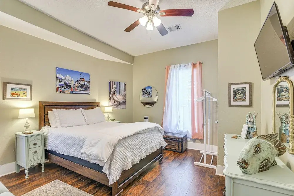 1/2 Mi to Seawall! Family Home w/ Furnished Patio