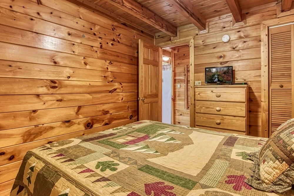 Cupid's Hideaway - Convenient To Downtown Gatlinburg And The National Park! 1 Bedroom Cabin by RedAwning