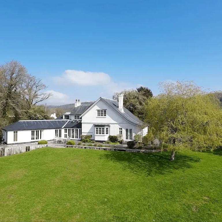 Higher Mapstone Luxury Dartmoor Retreat with Hot Tub, Views and Games Barn
