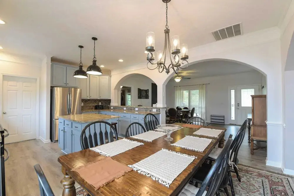 Riverside Ranch by Avantstay Mins to Downtown