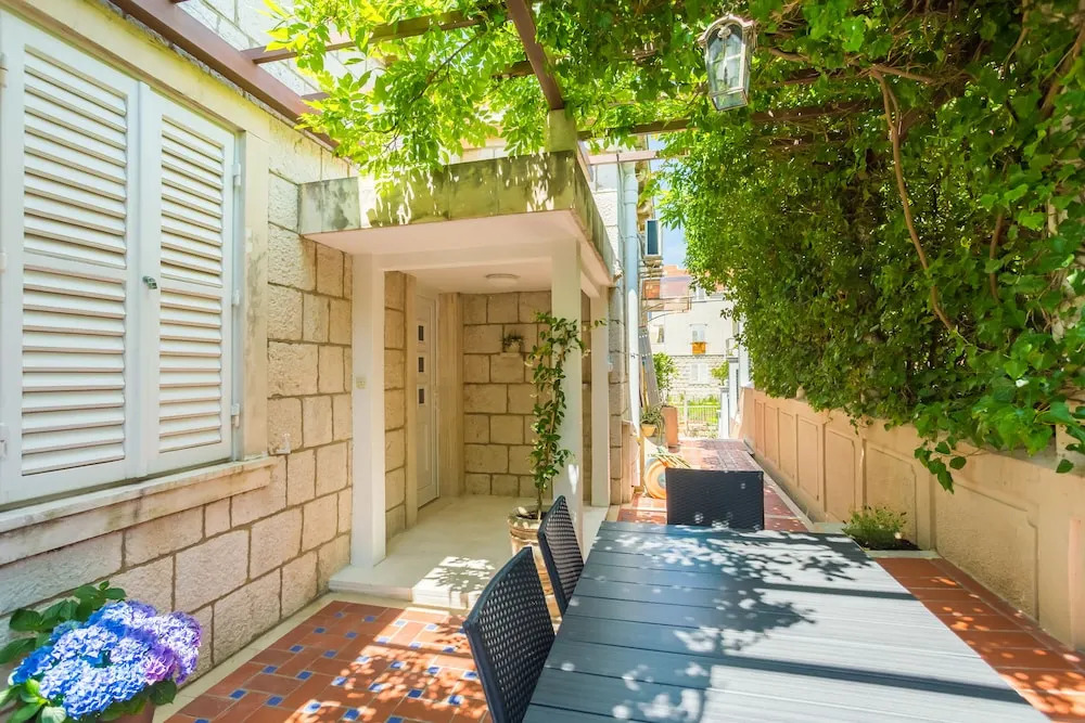 Ivana's Central Suites