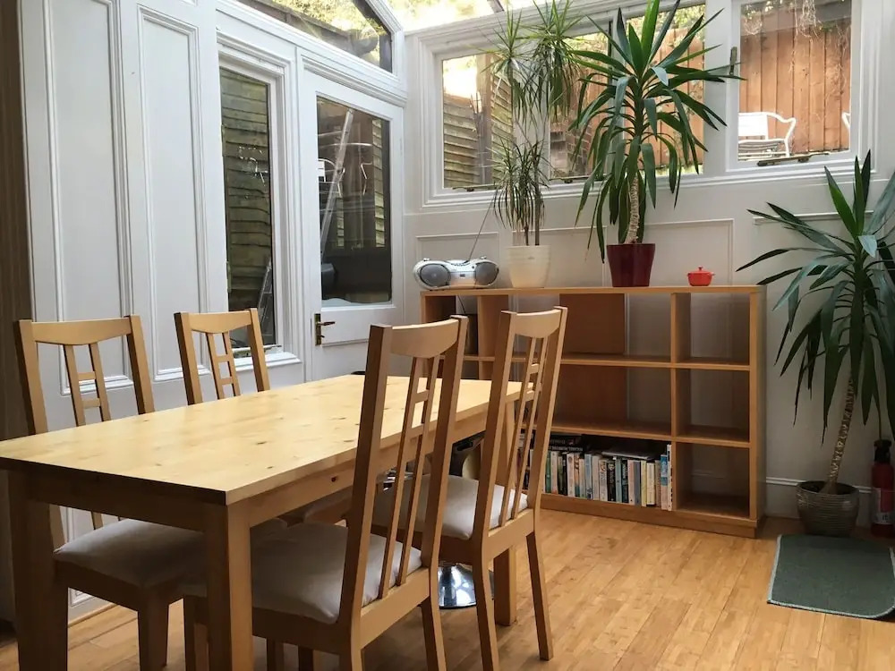 Beach Front 2-bed Apartment With Deck & BBQ