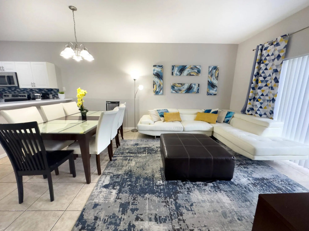 Comfortable Apart 4Bdrm3Bath- 4 miles to Disney