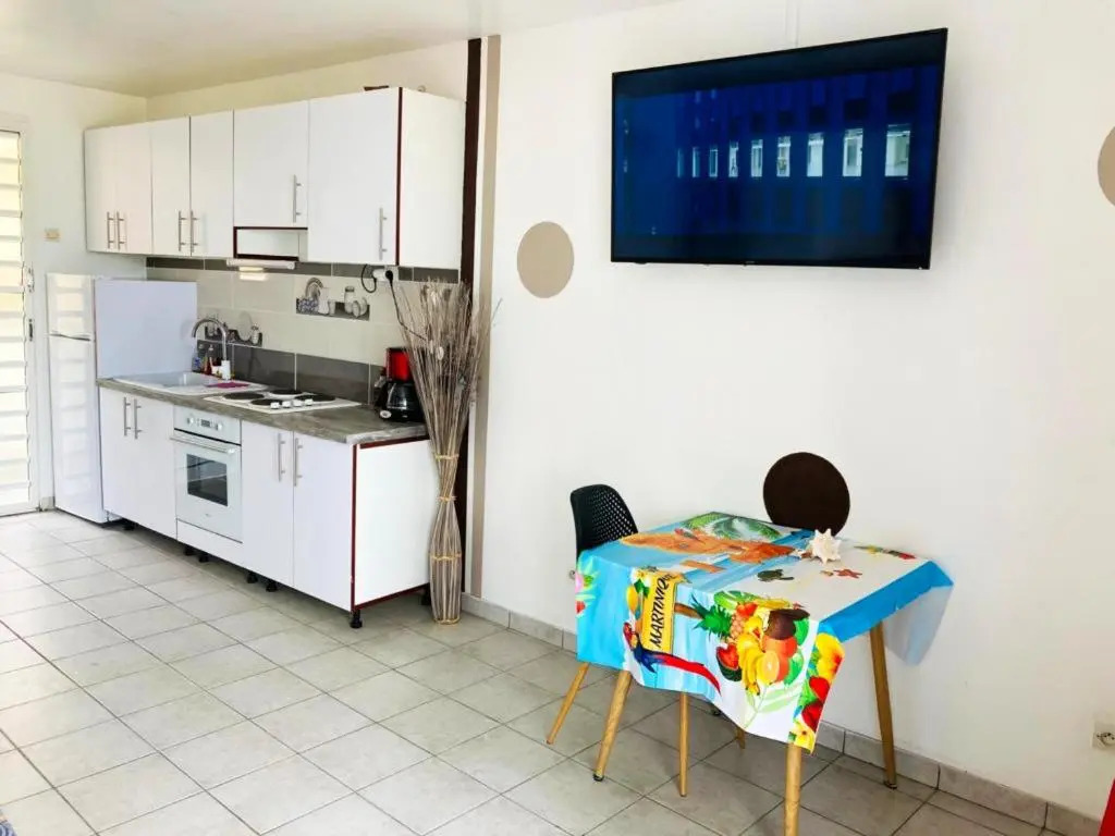 Studio avec vue sur la mer balcon et wifi a Le Marin a 1 km de la plage