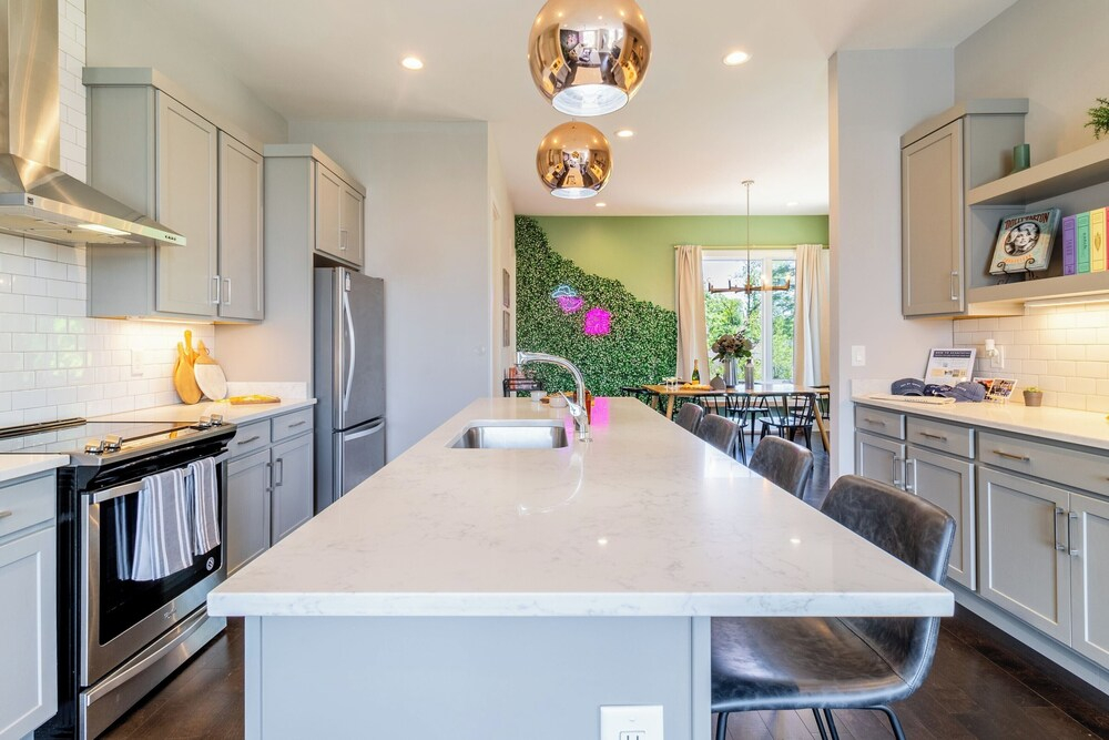 Huge Private Rooftop Deck w/ Firepit + Putt-putt 8 Mins to Broadway Doralee