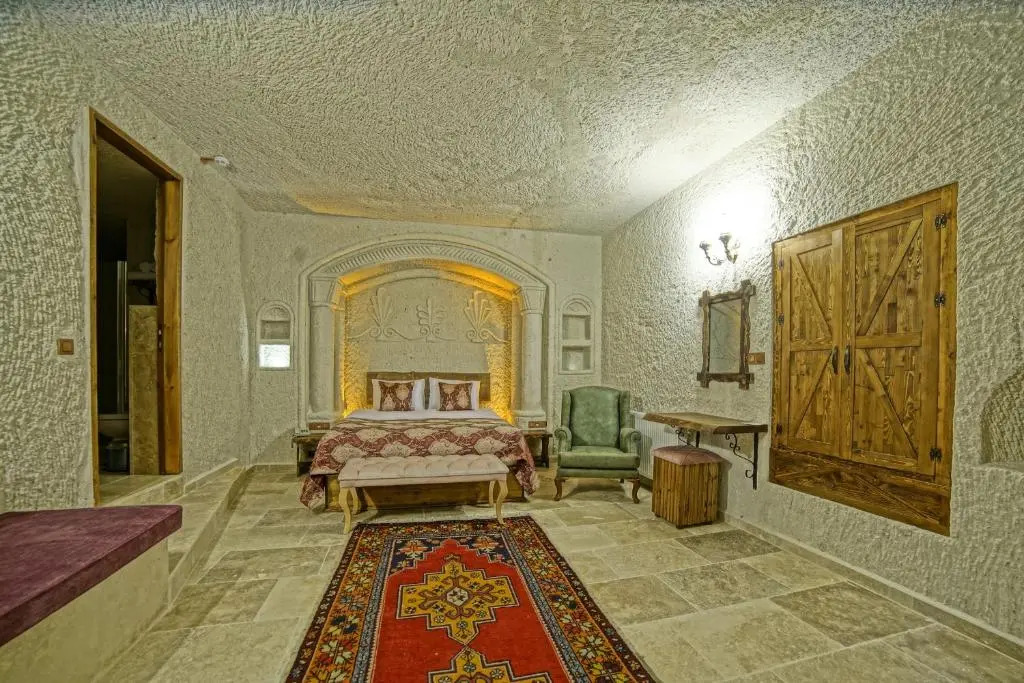 Risus Cave Suites