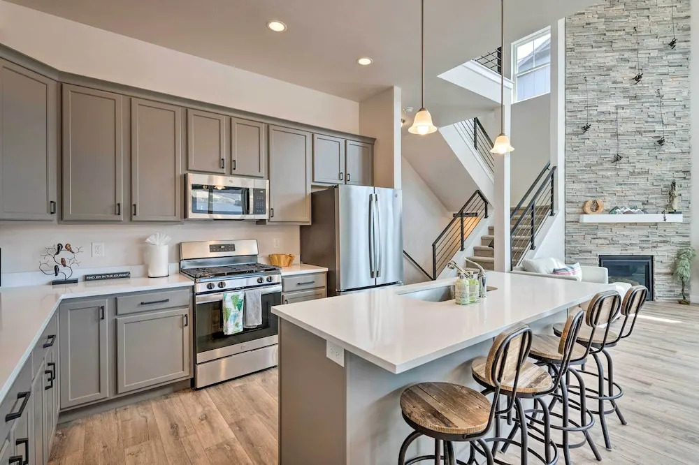 Inviting Hideout Townhome w/ Balcony & Lake Views!