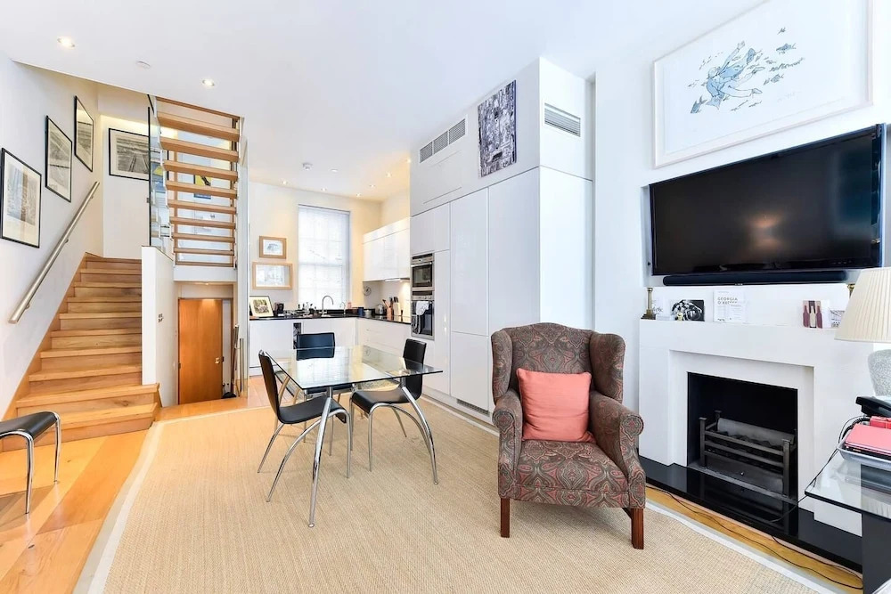Elegant 3 bed apt With Rooftop Terrace in Pimlico