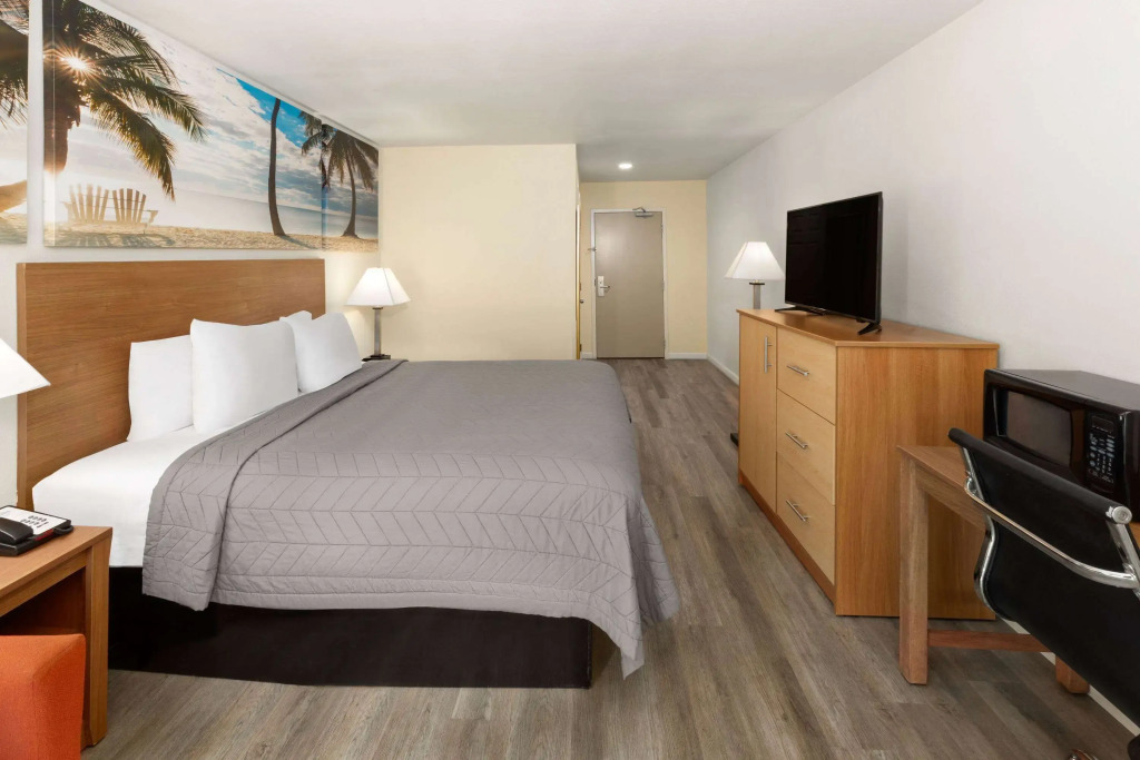 Days Inn by Wyndham Biloxi Beach
