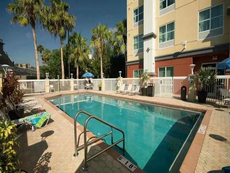 Holiday Inn and Suites Convention Centre Area
