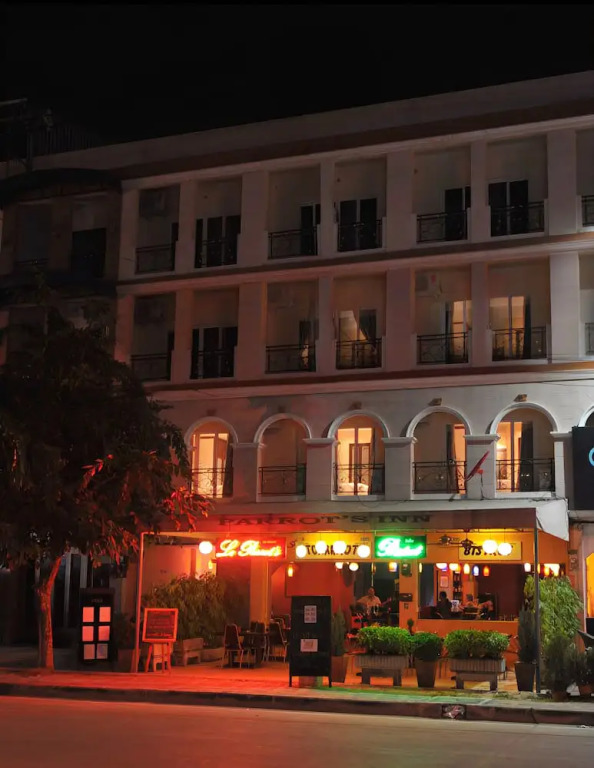 Le Parrots-Inn