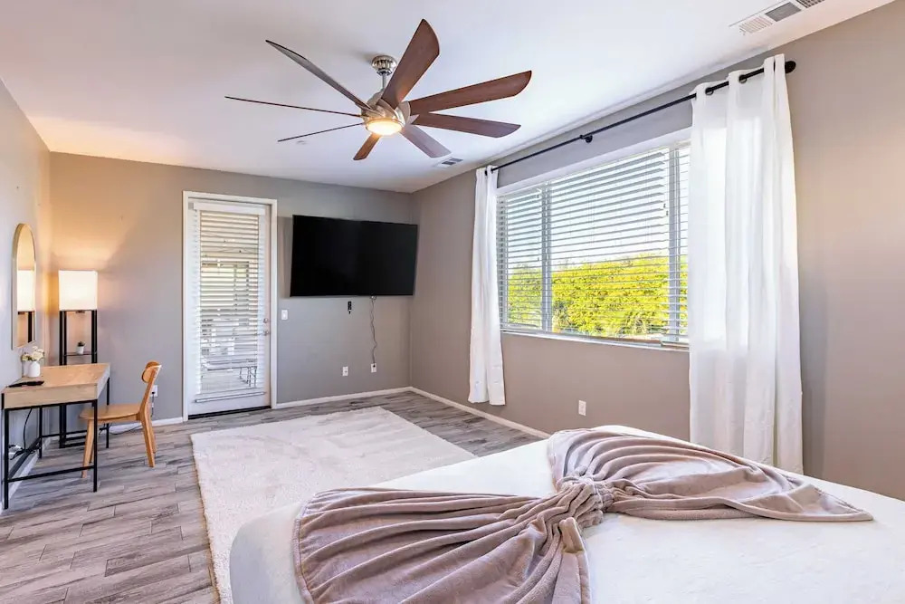 Luxe Indio Stay w/ Pool, Tiki Bar & Fire Pit Near Coachella Longfellow