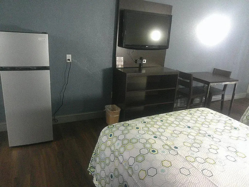 HomeTowne Studios by Red Roof Richmond - Airport Sandston
