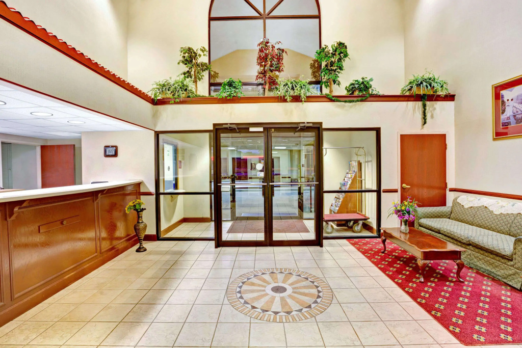 Days Inn & Suites by Wyndham Louisville SW