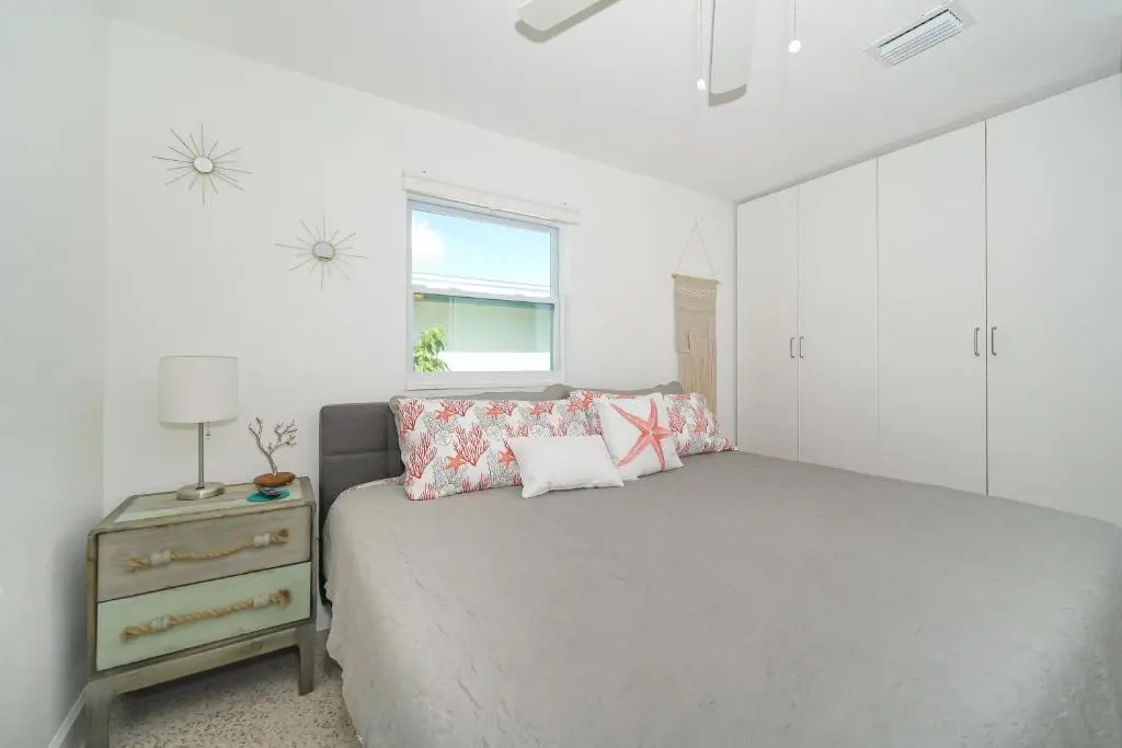 Modern & Fresh - Less than 3 miles to the Beach