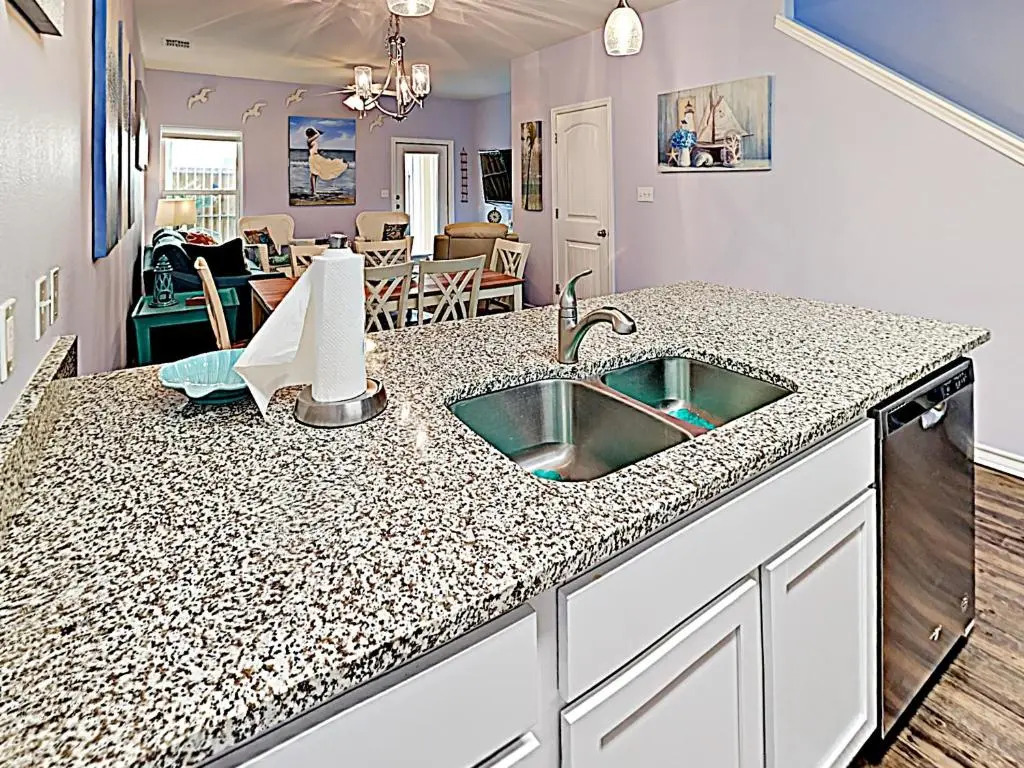 BC207 Beautifully Decorated Townhome, Heated Pool, 1 Minute to Beach