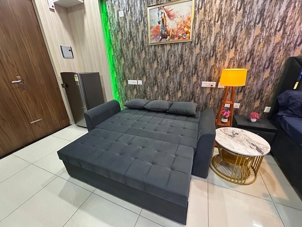Spacious 1bhk for 6 Guests King & Sofa Beds Zirakpur,chandigarh,mohali,tricity