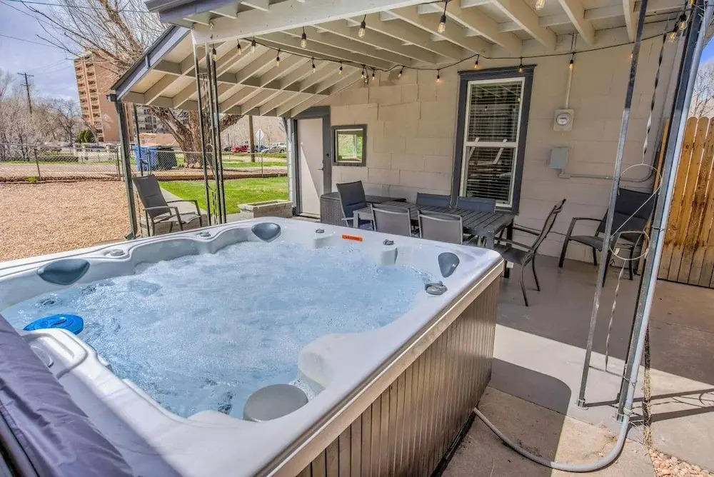 3BD Downtown Modern Victorian W/hot Tub, Park & Lake!