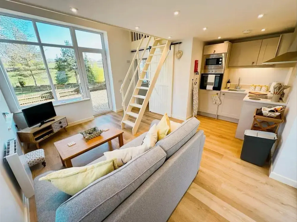 Honey Bee Cottage, Tiny House, Welshpool