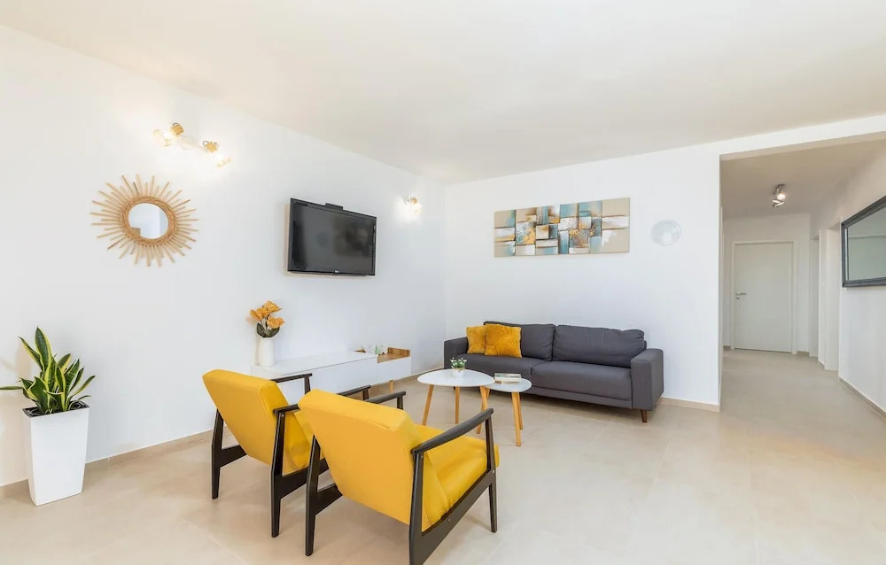 Lovely Home In Valbandon