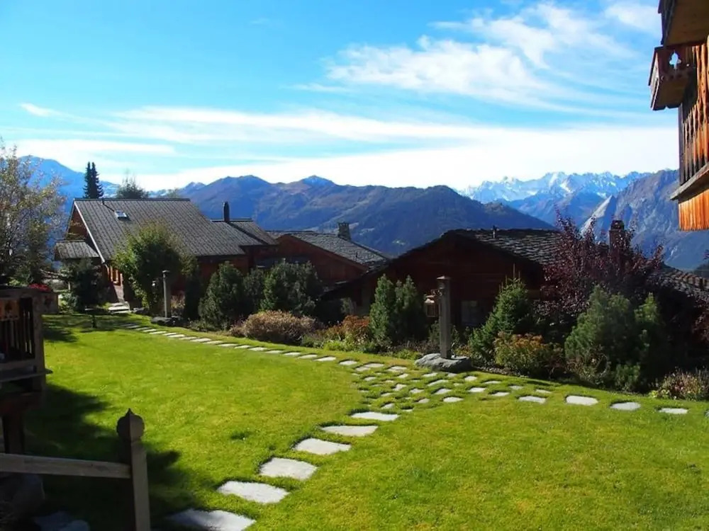 Cozy fully serviced Twin Chalets