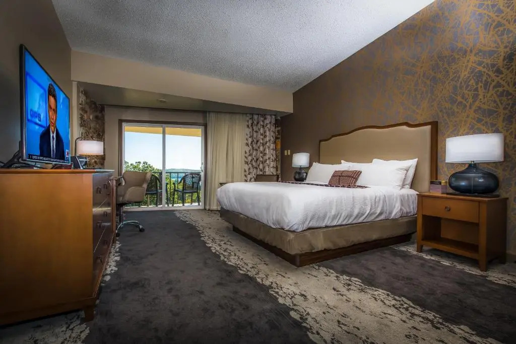 Lodge of Four Seasons Golf Resort, Marina & Spa