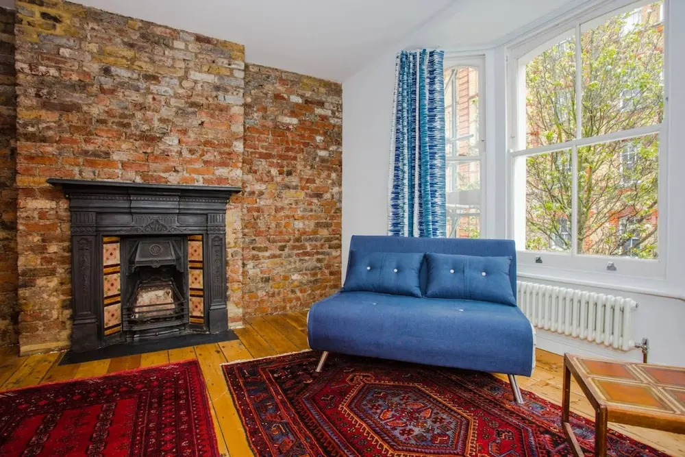 Spacious 1 Bedroom Apartment with Balcony Close to Tube