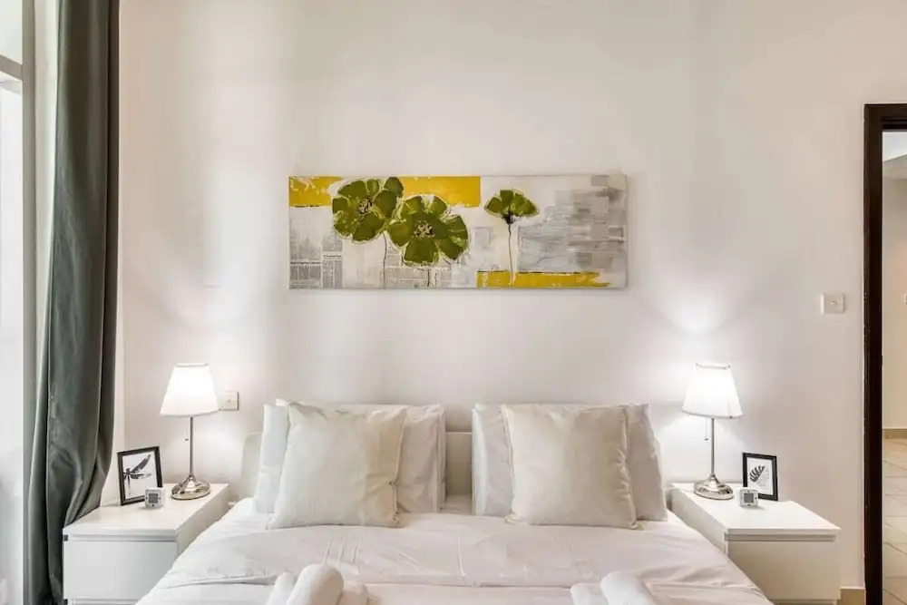 Spacious and Bright Apt in the Heart of Marina!