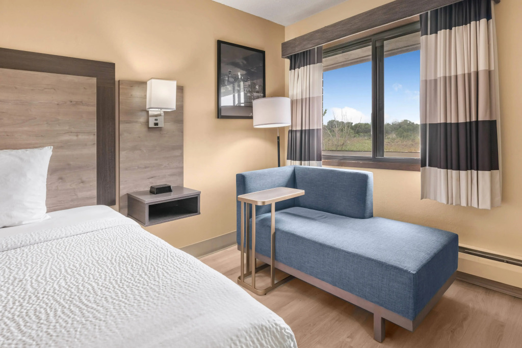 Ramada by Wyndham Minneapolis Golden Valley