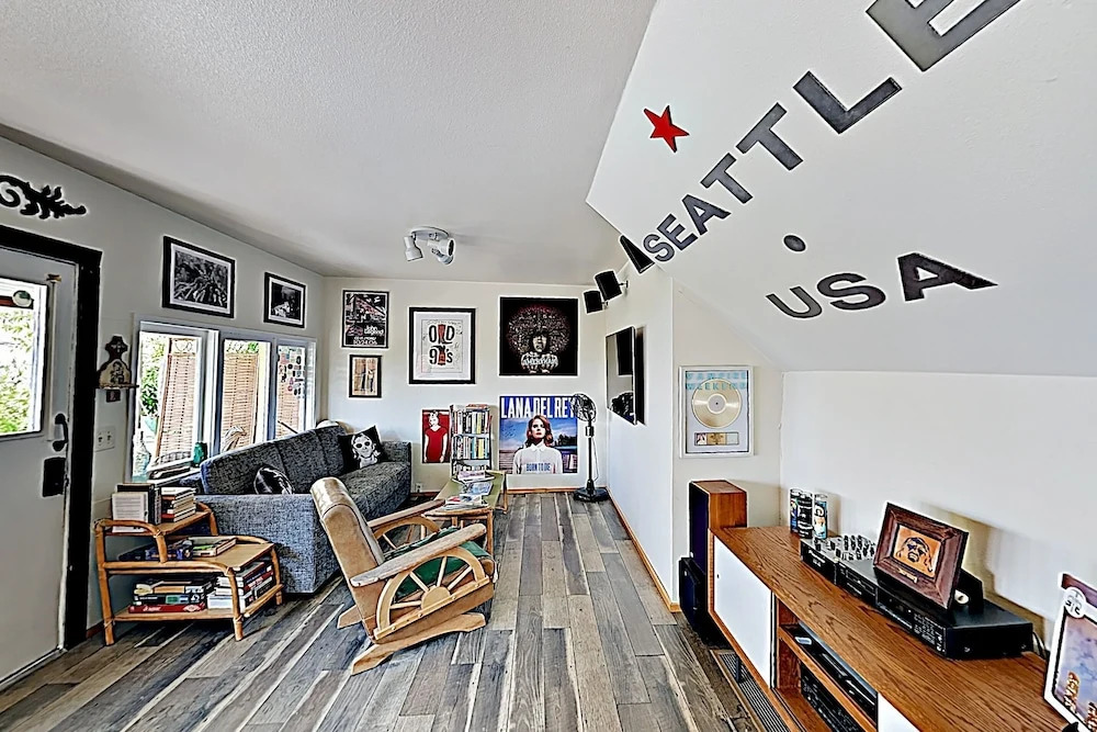 New Listing! Easy Street Beach House On Alki 3 Bedroom Cottage