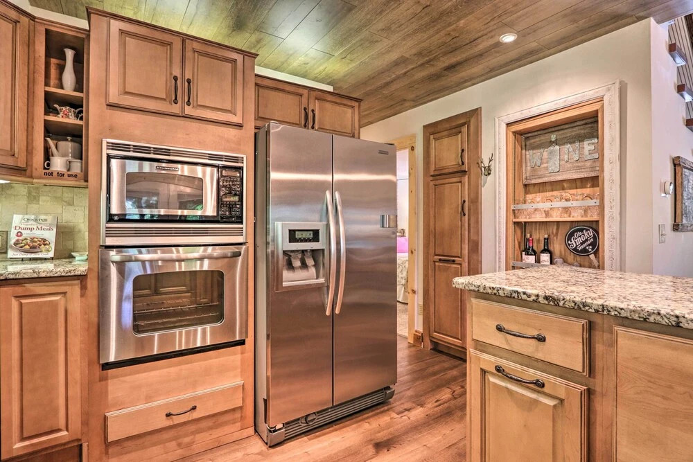 Mtn-view Cabin w/ Hot Tub in Sevierville!