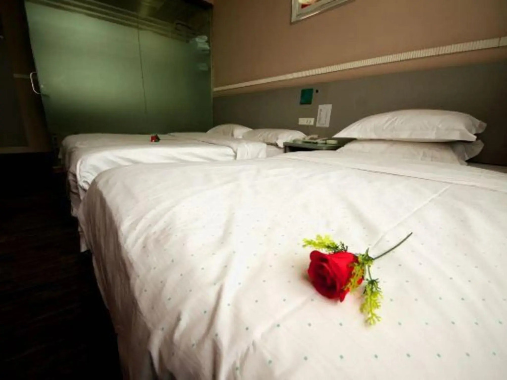 Xingyue Express Hotel (Xinxing Street Subway Station)