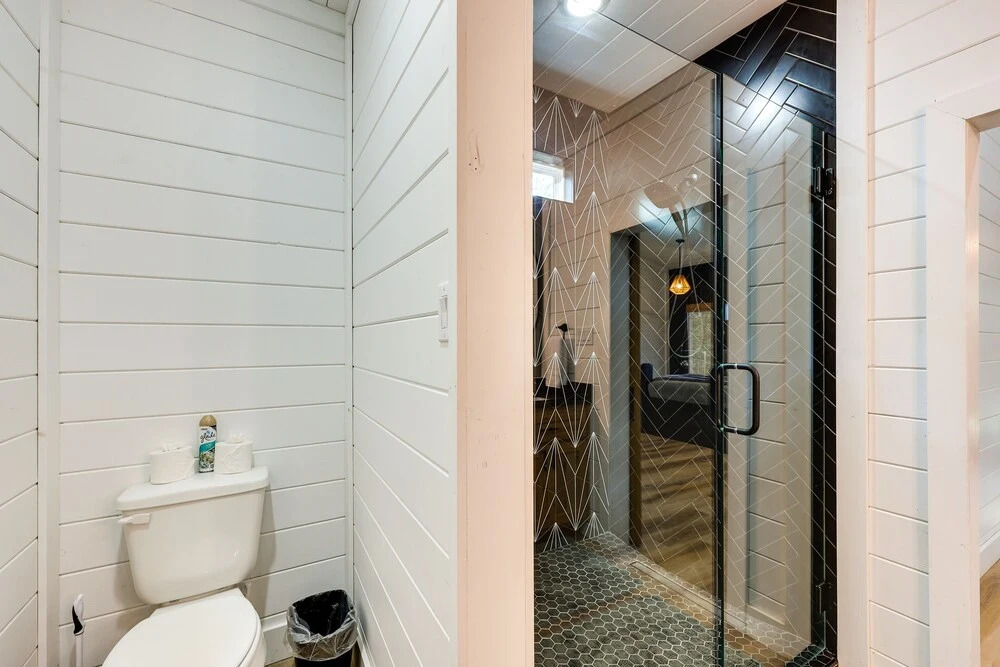 Stunning Cabin w/ Hot Tub, 1 Mi to Broken Bow Lake