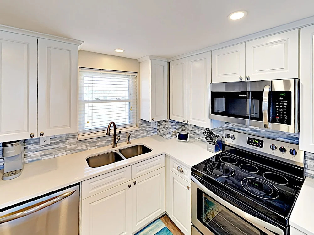 New Listing! Oceanfront - Walk To Beach 2 Bedroom Condo