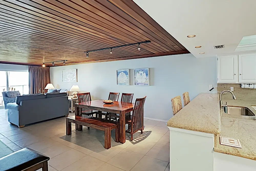 Beachfront W/ Pool & Balcony - Walk To Beach 2 Bedroom Condo