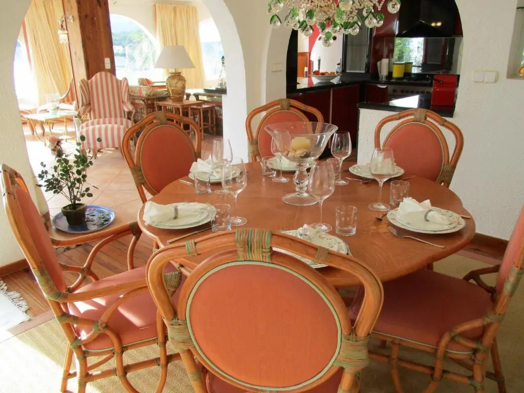 1. Meeresline Villa mit privat Pool