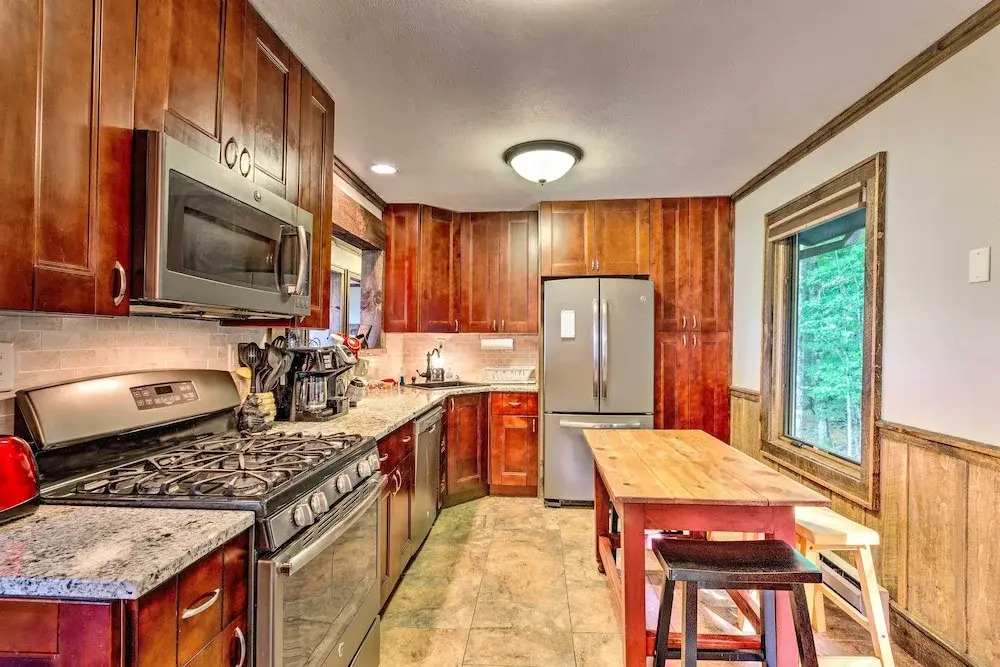 3 Mi to Beech Mtn: Treetop Cabin w/ Deck & Views