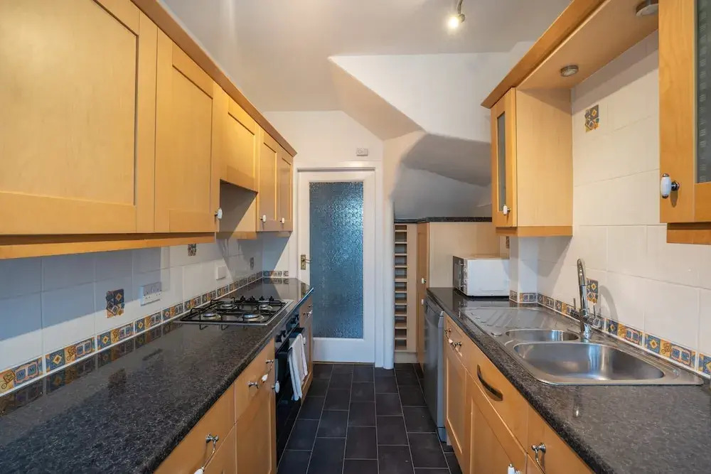 Large-2 Bed House-free Parking