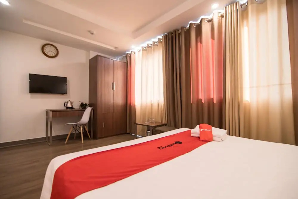 RedDoorz near Giap Bat
