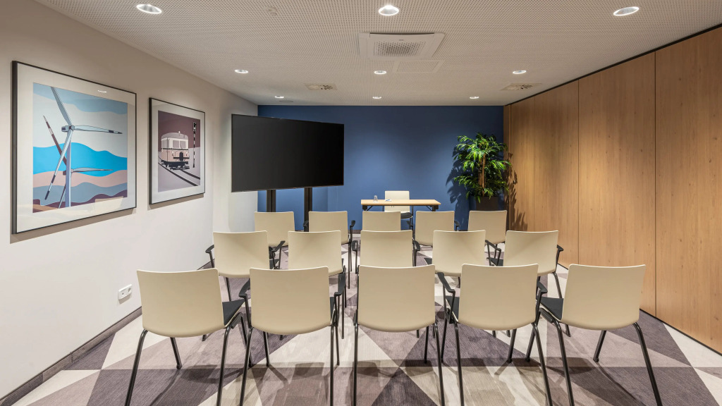 Holiday Inn Express - Hamburg South A7-AS42 by IHG