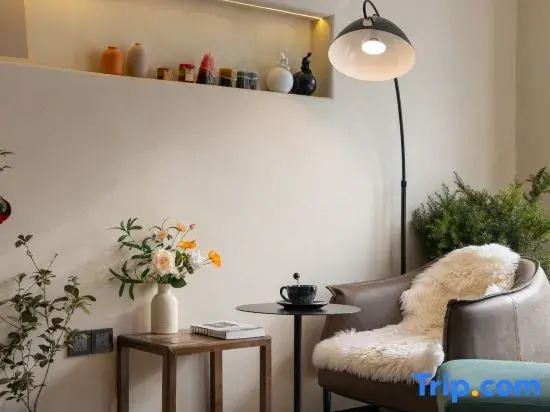 Mid Mountain and White Homestay (Bei Scenic Area Hub Store)