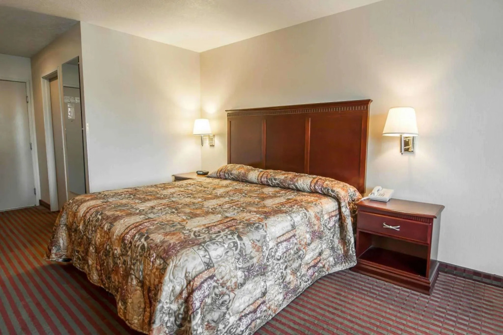 Bridgeway Inn & Suites