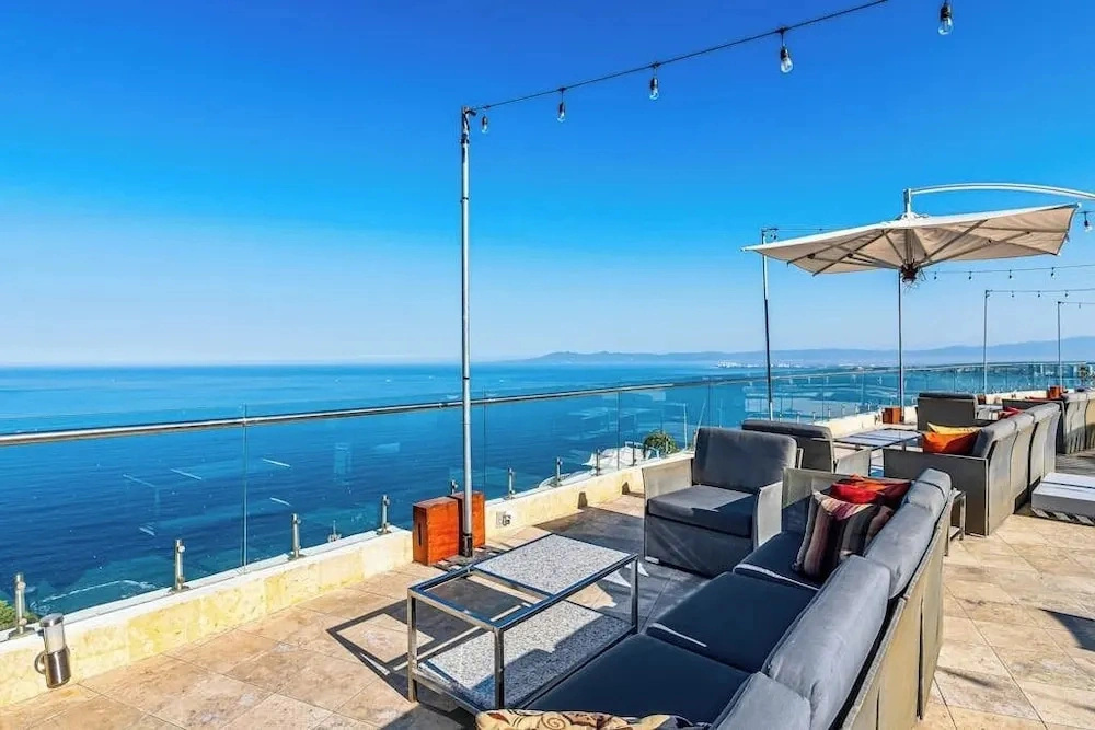 Luxurious Partial Ocean-view Suite With 3 Pools, hot Tub, gym & Balcony