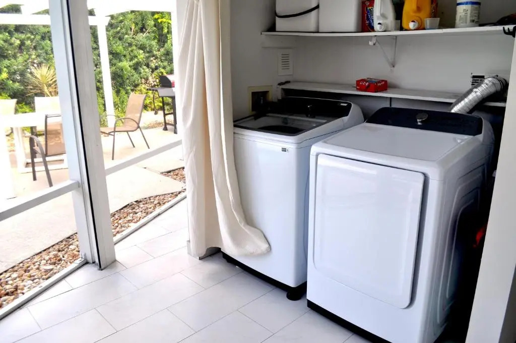 Lovely 3-bd, walk to bars, 9 min drive from beach! Heated pool.