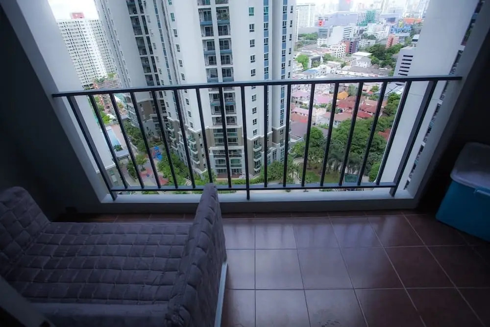 Near MRT Rama 9 Apartment