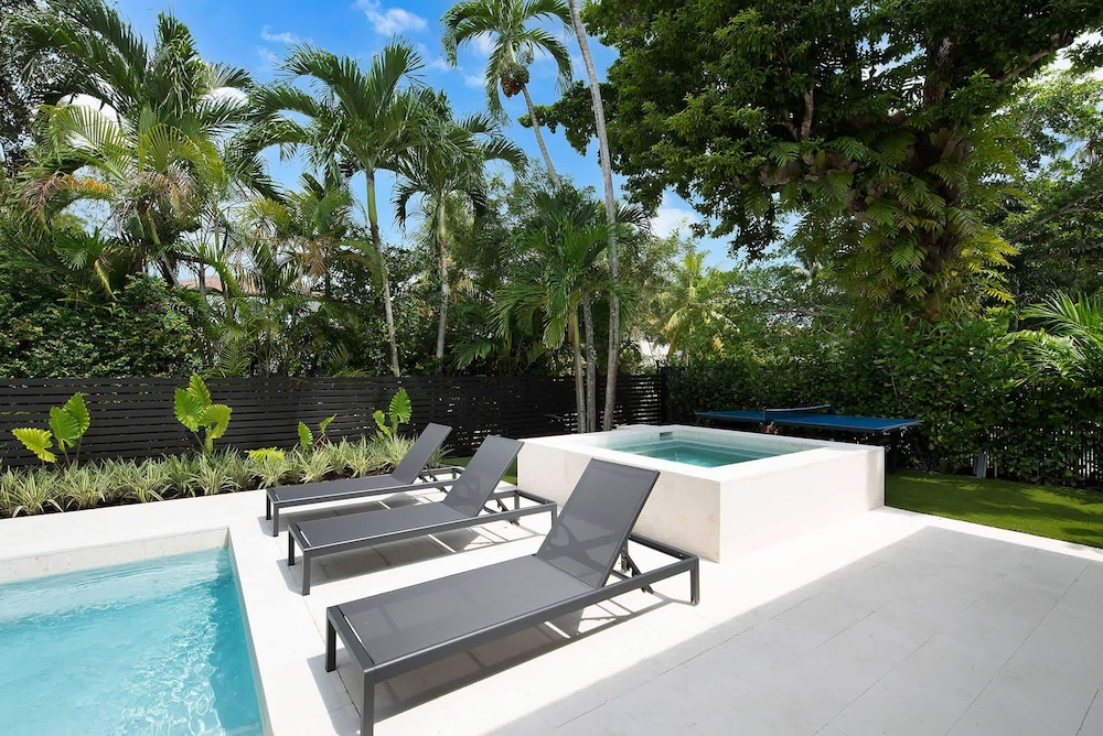 Villa Granada by Rove Waterfront W/pool, Hot Tub