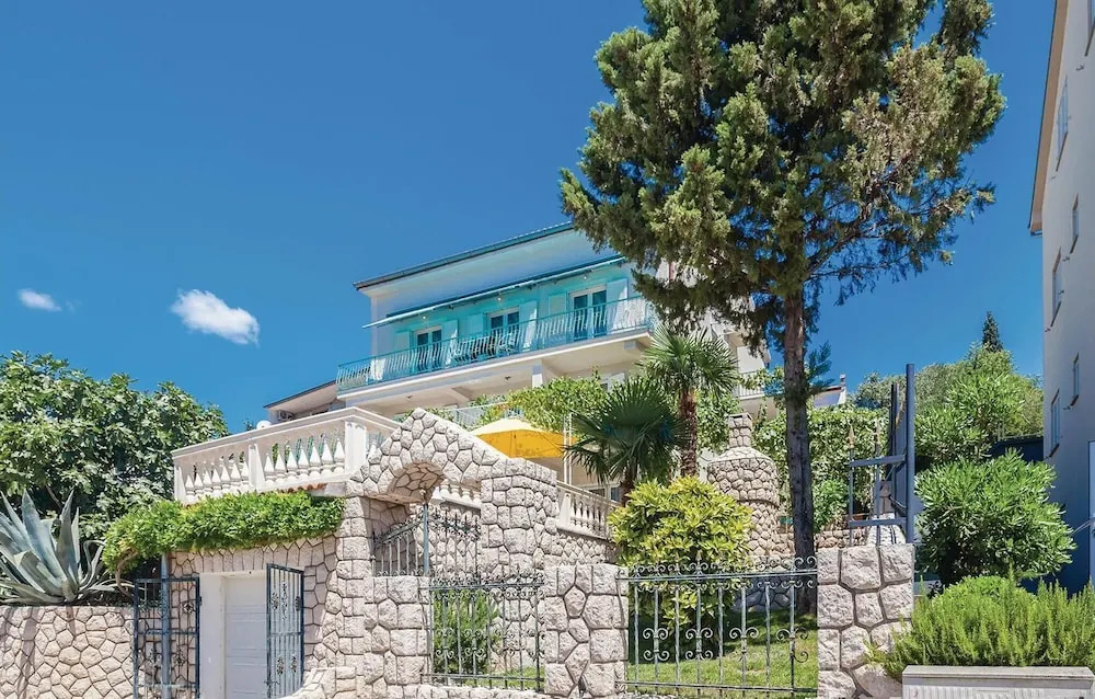 Stunning Home in Dramalj With Wifi and 2 Bedrooms