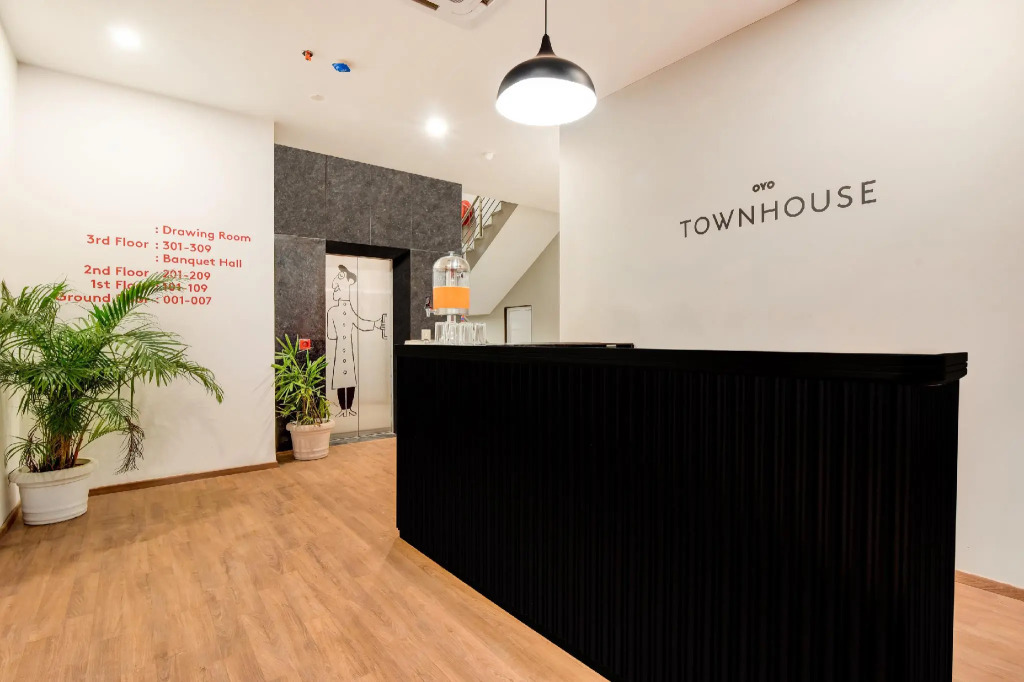 OYO Townhouse 207 Hotel Downtown My Stay