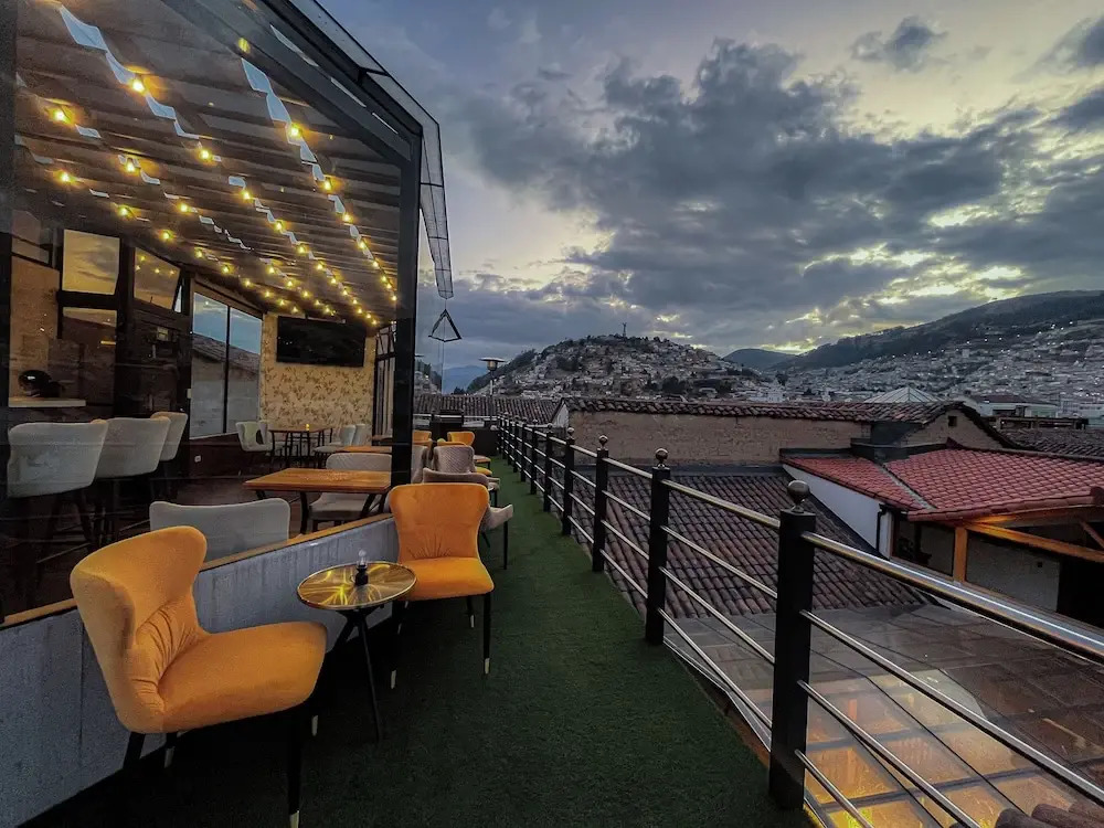 Hotel & Rooftop King Experience by David